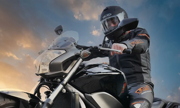 Motorradfahrer mit Helm